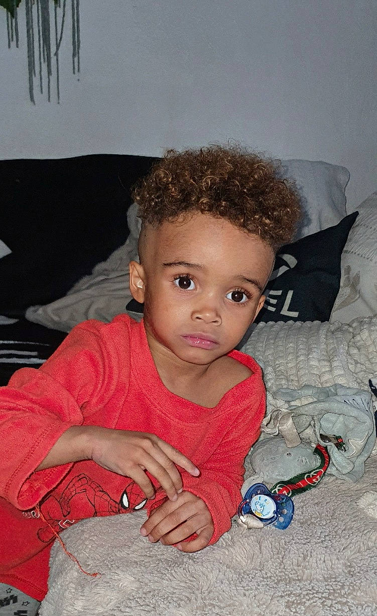 Maéron a rejoint le concours — aidez-le/la à gagner de superbes lots ! baby, baby_toddler_clothing, cheek, child, comfort, couch, flash_photography, flooring, fun, happy, head, iris, linens, lip, person, portrait_photography, room, sitting, skin, smile