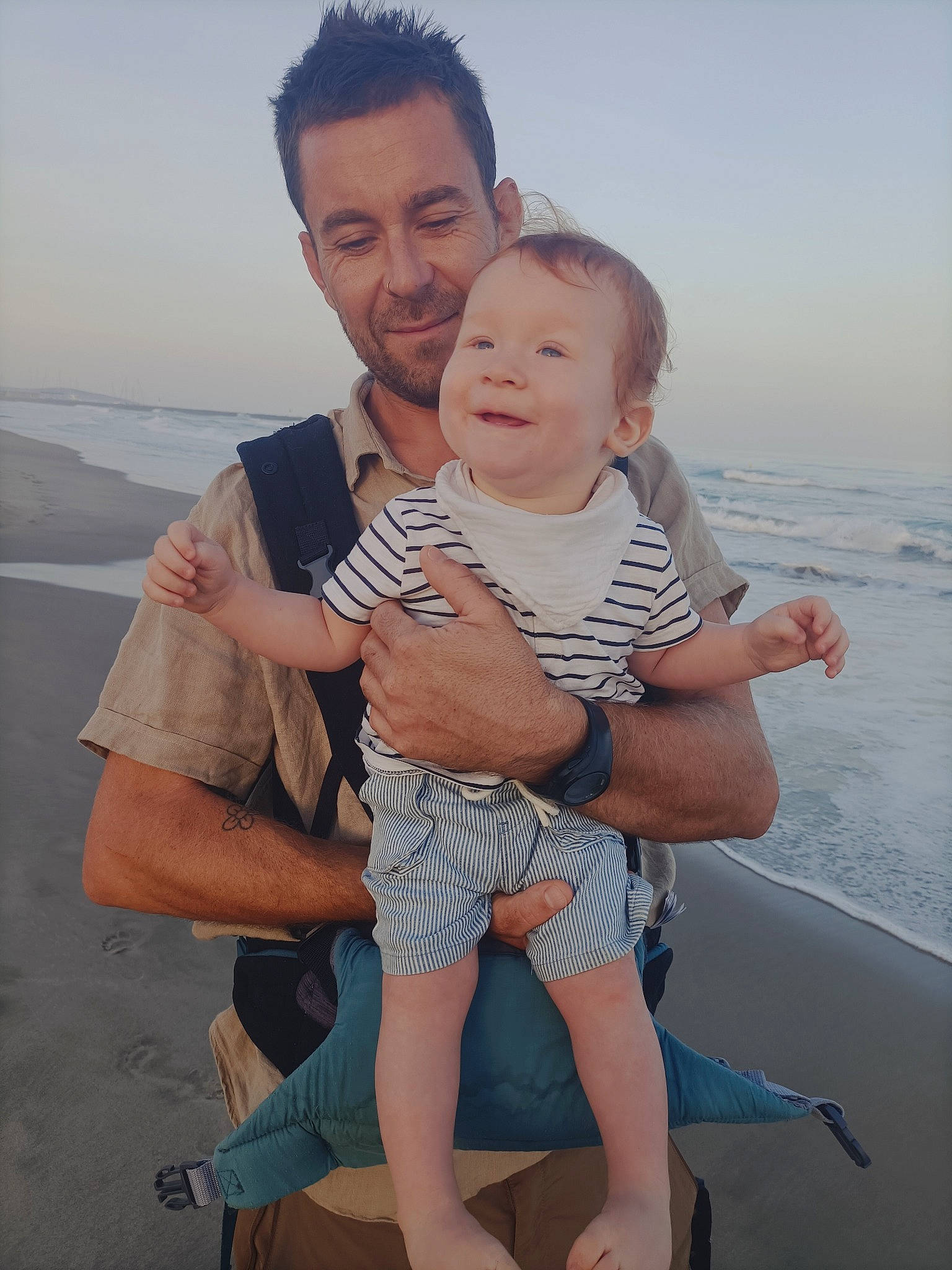 Sasha participe au concours pour gagner de l'argent avec cette photo : baby, baby_toddler_clothing, body_of_water, face, facial_expression, fun, gesture, happy, joy, leisure, people_in_nature, person, shorts, skin, sky, sleeve, smile, thigh, thumb, toddler