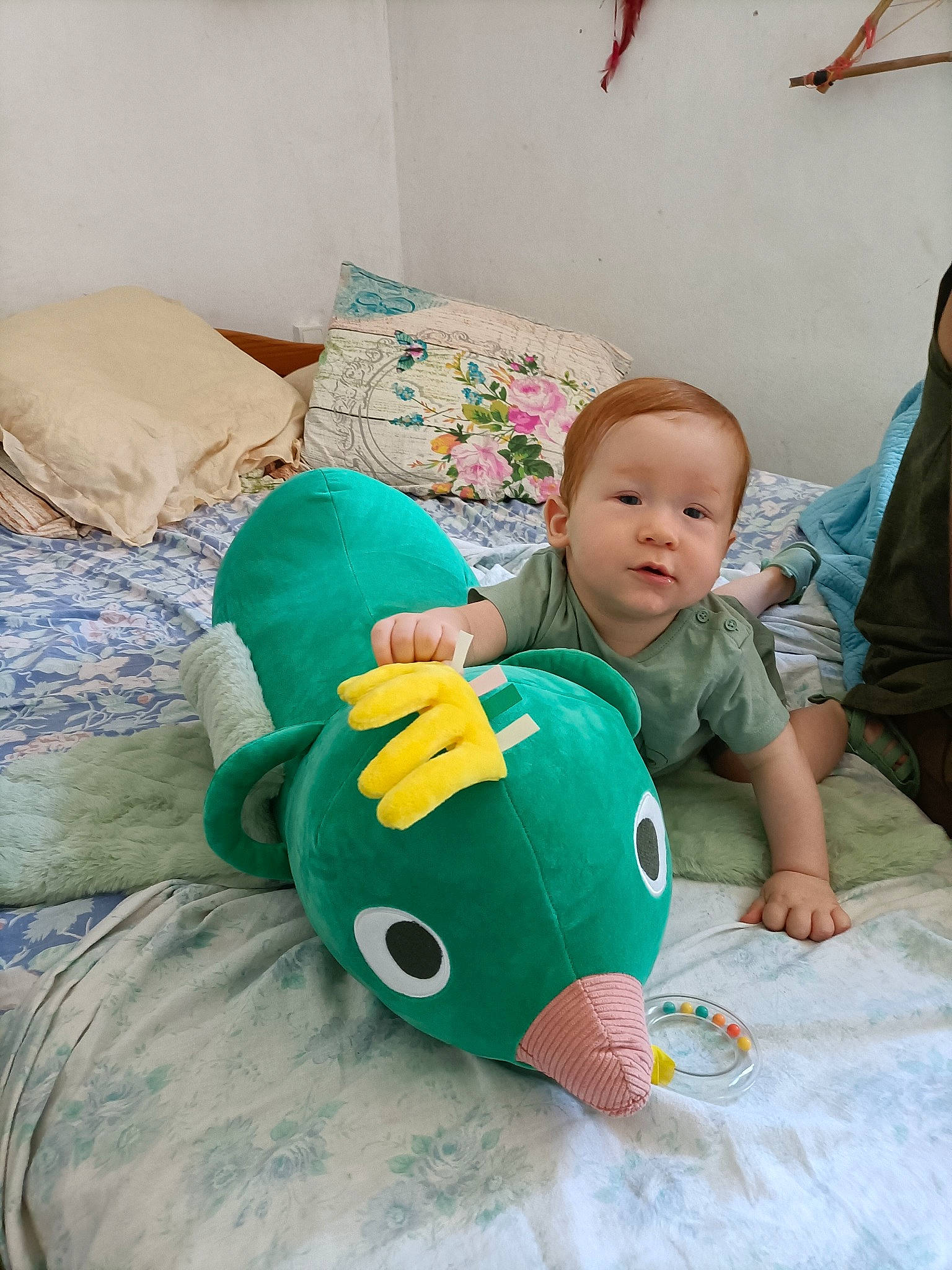 Sasha a rejoint le concours — aidez-le/la à gagner de superbes lots ! baby, baby_toddler_clothing, baby_toys, bedding, bedtime, child, comfort, fun, grass, happy, leisure, linens, person, pillow, play, plush, room, sitting, stuffed_toy, t_shirt