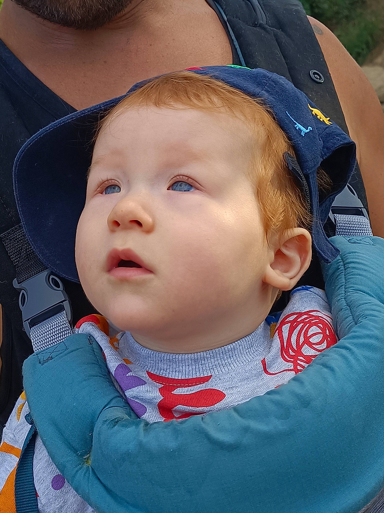 Sasha a rejoint le concours — aidez-le/la à gagner de superbes lots ! baby, baby_carriage, baby_products, baby_toddler_clothing, cheek, child, chin, cool, electric_blue, eye, eyelash, facial_expression, fashion_accessory, fun, grass, happy, people, person, product, skin