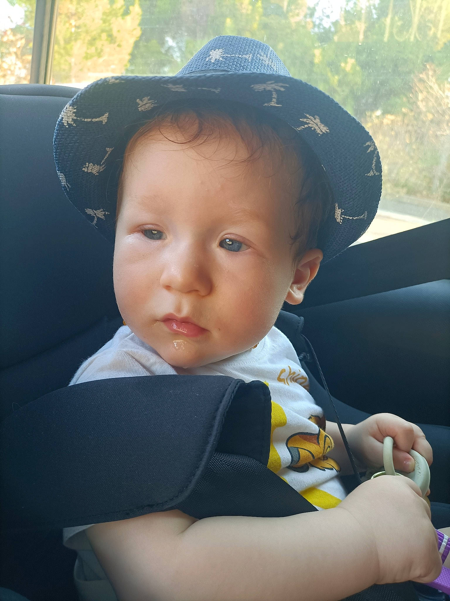 Sasha a rejoint le concours — aidez-le/la à gagner de superbes lots ! auto_part, baby, baby_toddler_clothing, baseball_cap, cap, car_seat, child, cool, facial_expression, family_car, fun, happy, hat, leisure, person, recreation, steering_wheel, sun_hat, toddler, travel