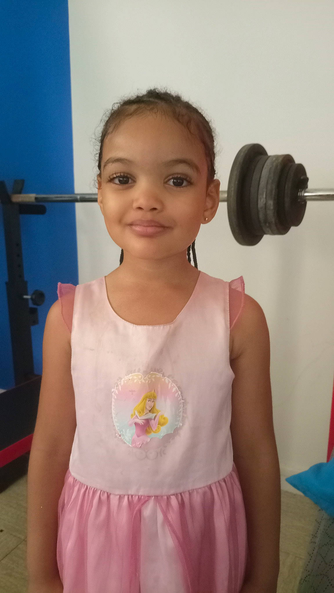 Naomie a rejoint le concours — aidez-le/la à gagner de superbes lots ! audio_equipment, chest, child, chin, hair, hairstyle, happy, head, joint, joy, muscle, neck, organ, people, person, shoulder, sleeve, sleeveless_shirt, smile, standing