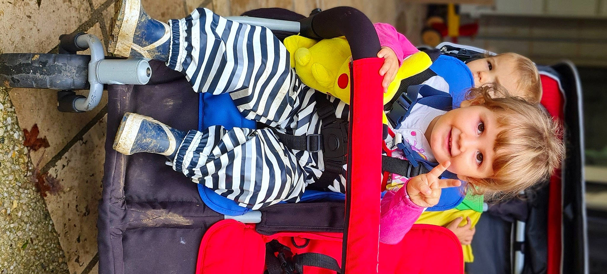 Théa a rejoint le concours — aidez-le/la à gagner de superbes lots ! baby, baby_products, baby_toddler_clothing, carmine, child, costume, electric_blue, event, fun, happy, joy, leisure, person, play, room, sitting, smile, toddler, walking_shoe