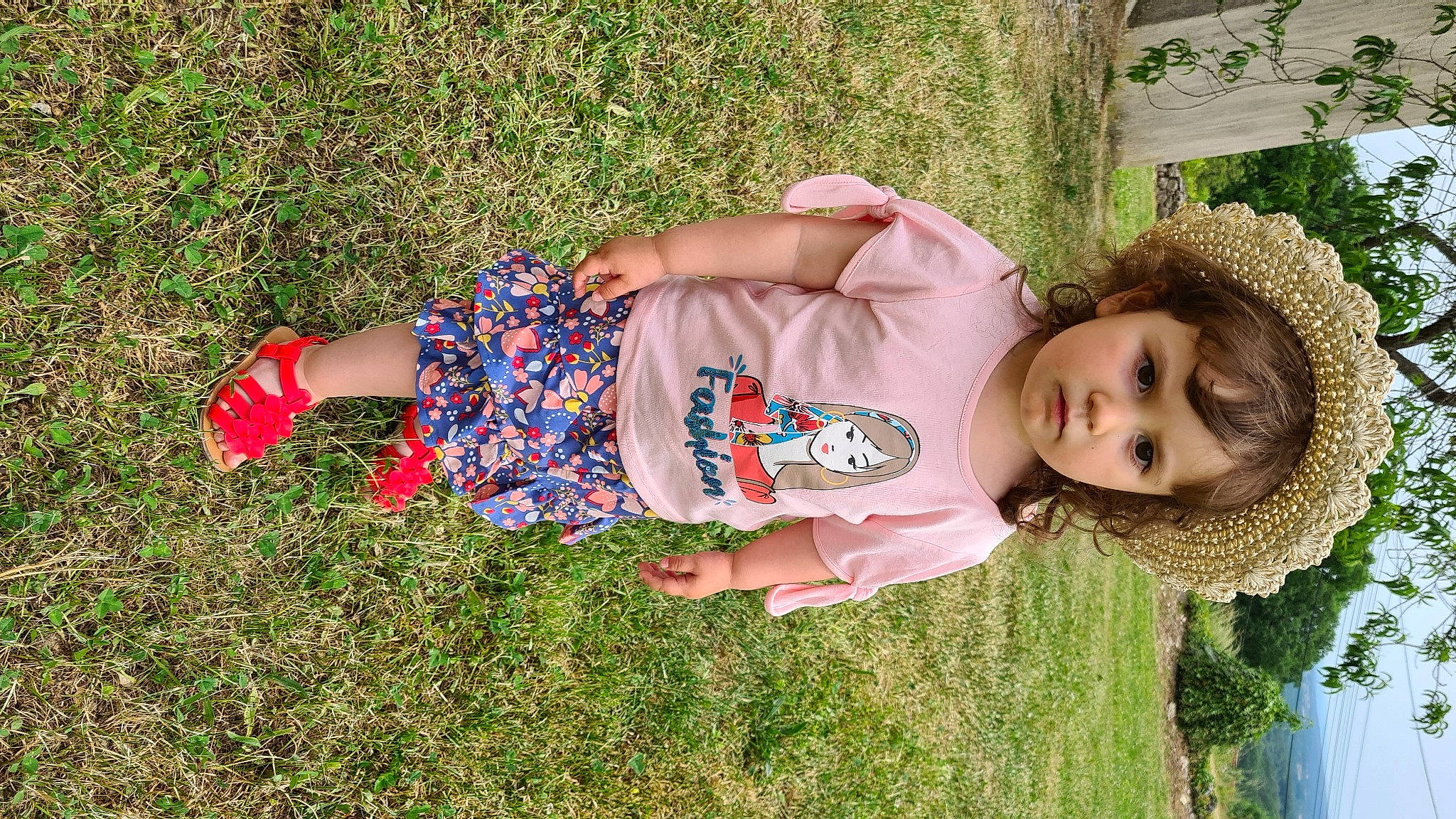 Théa participe au concours pour gagner de l'argent avec cette photo : baby_toddler_clothing, child, fun, grass, grass_family, grassland, green, happy, lawn, leisure, pattern, people_in_nature, person, plant, play, sitting, soil, t_shirt, toddler, tree