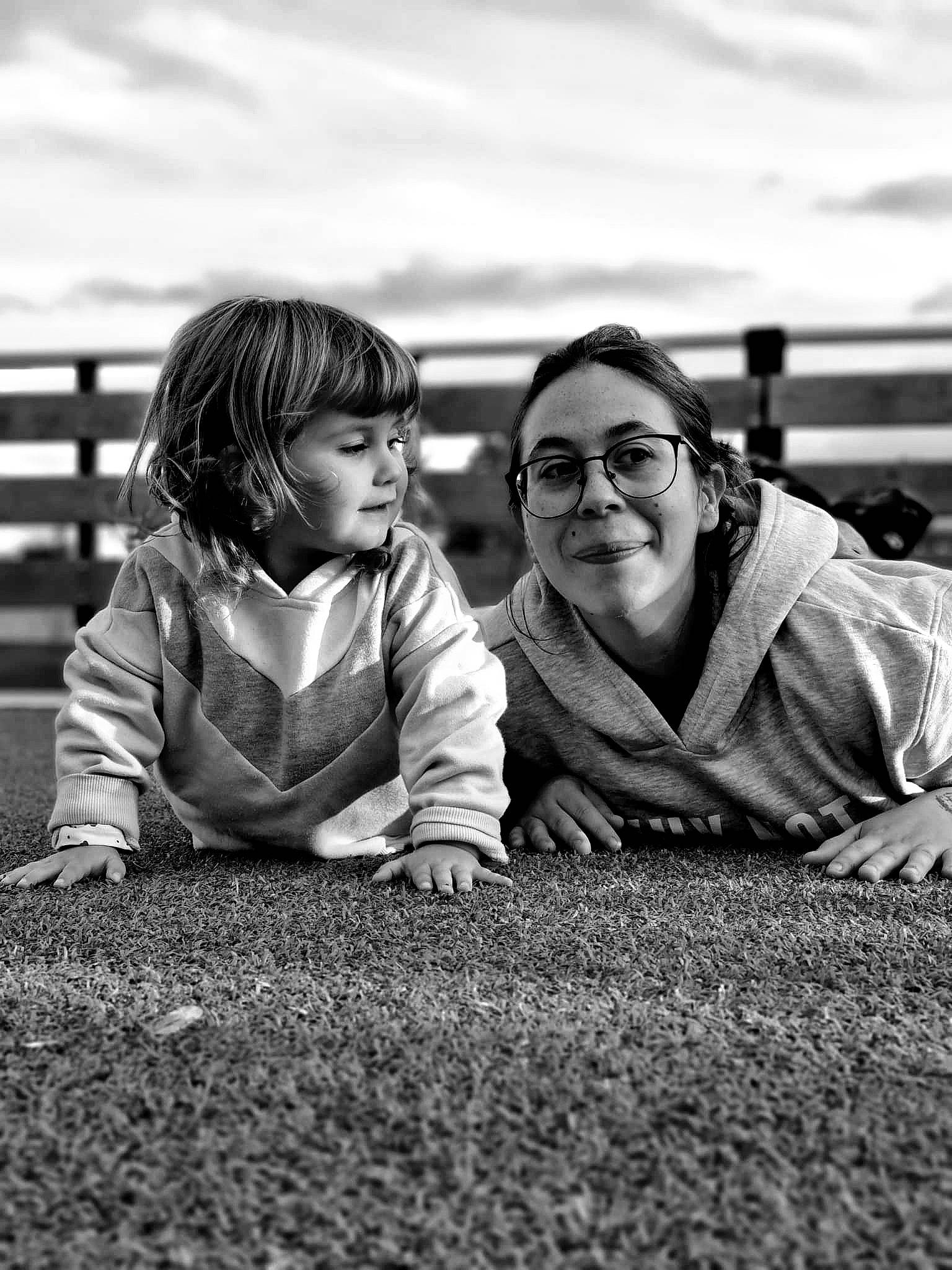 Théa a rejoint le concours — aidez-le/la à gagner de superbes lots ! black, eye, face, facial_expression, flash_photography, flooring, fun, gesture, glasses, grass, hairstyle, happy, head, human, interaction, joy, people_in_nature, person, road_surface, smile