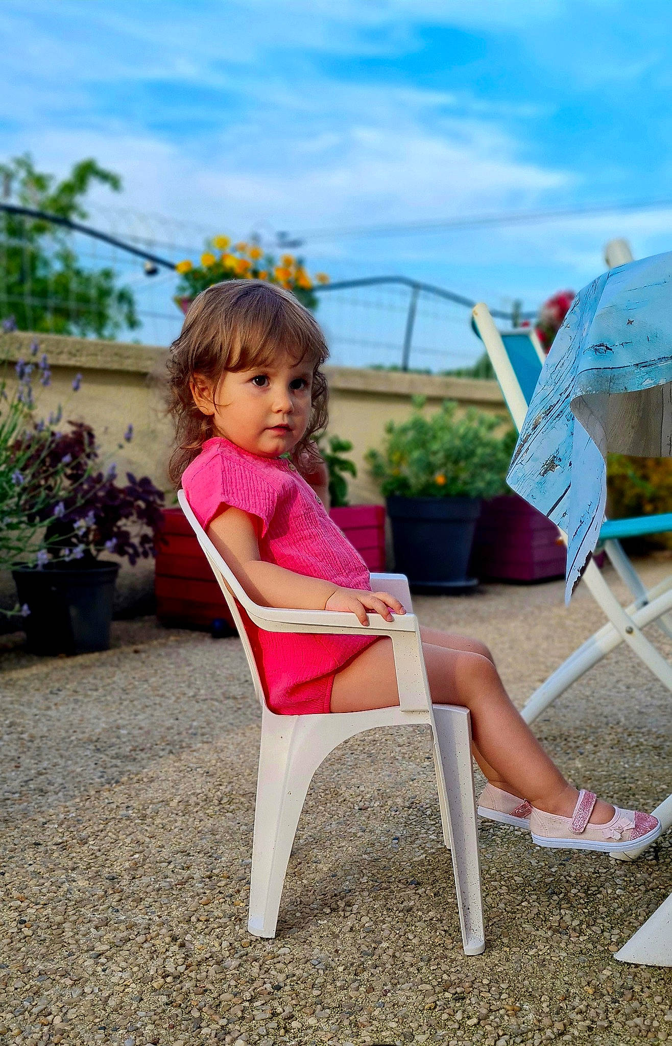 Théa a rejoint le concours — aidez-le/la à gagner de superbes lots ! chair, child, cloud, comfort, dress, flowerpot, fun, grass, happy, human_leg, leisure, magenta, outdoor_furniture, person, plant, recreation, sitting, sky, thigh, toddler