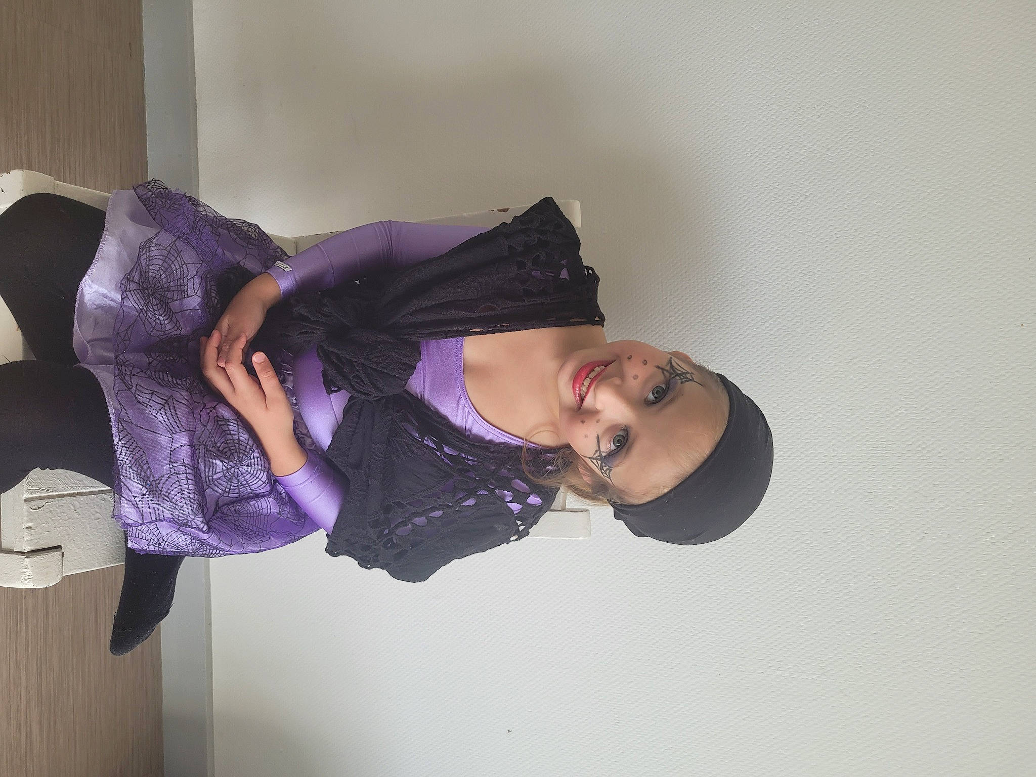 Agathe participe au concours pour gagner de l'argent avec cette photo : comfort, costume, elbow, electric_blue, eyewear, fashion_design, fun, happy, headwear, human_leg, joy, knee, magenta, person, photo_shoot, purple, room, sleeve, thigh, trunk