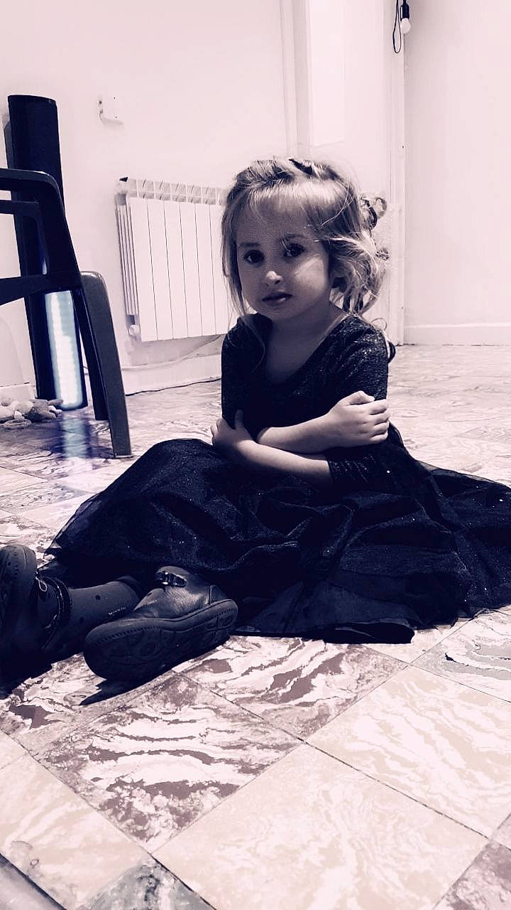 Agathe participe au concours pour gagner de l'argent avec cette photo : black, black_and_white, chair, child, fashion_design, flash_photography, flooring, fun, hairstyle, human, human_leg, monochrome, monochrome_photography, pattern, person, sitting, standing, style, tints_and_shades, toddler