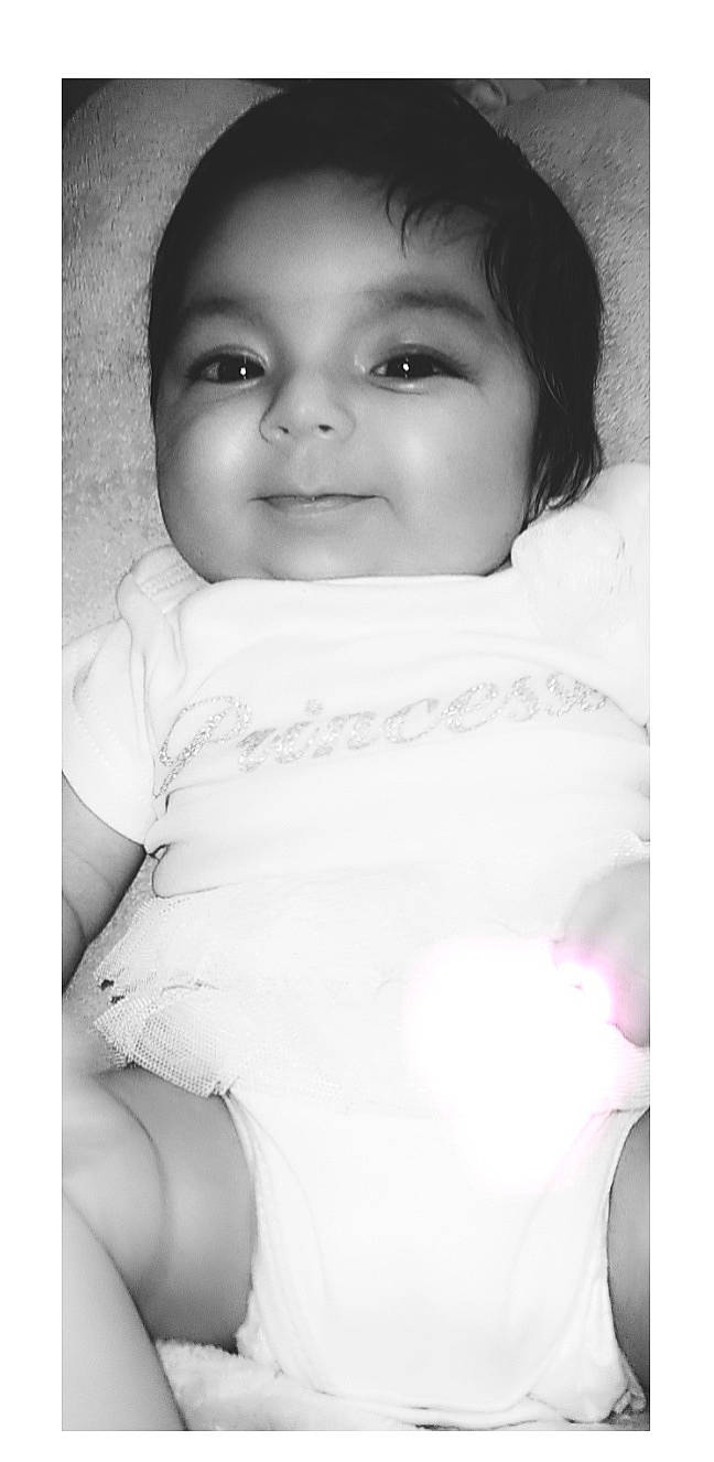 Maëlia participe au concours pour gagner de l'argent avec cette photo : baby, beauty, black_and_white, cheek, comfort, eye, eyebrow, eyelash, flash_photography, gesture, happy, iris, joy, lip, monochrome, monochrome_photography, nose, person, skin, sleeve