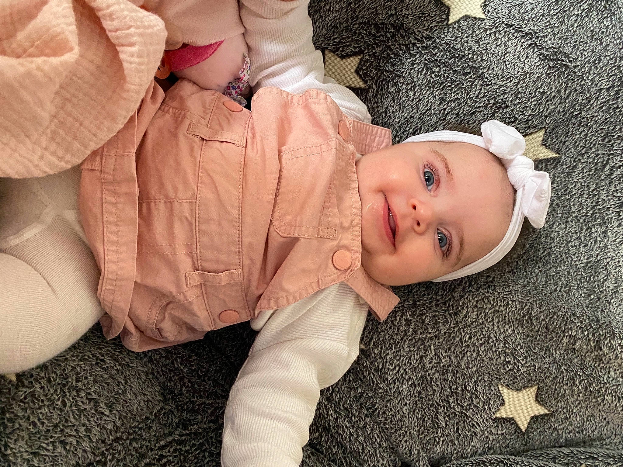 Yvanna a rejoint le concours — aidez-le/la à gagner de superbes lots ! baby, baby_toddler_clothing, cheek, comfort, dress, eye, face, flash_photography, grass, happy, hat, head, headwear, human_body, iris, lip, nose, person, skin, smile