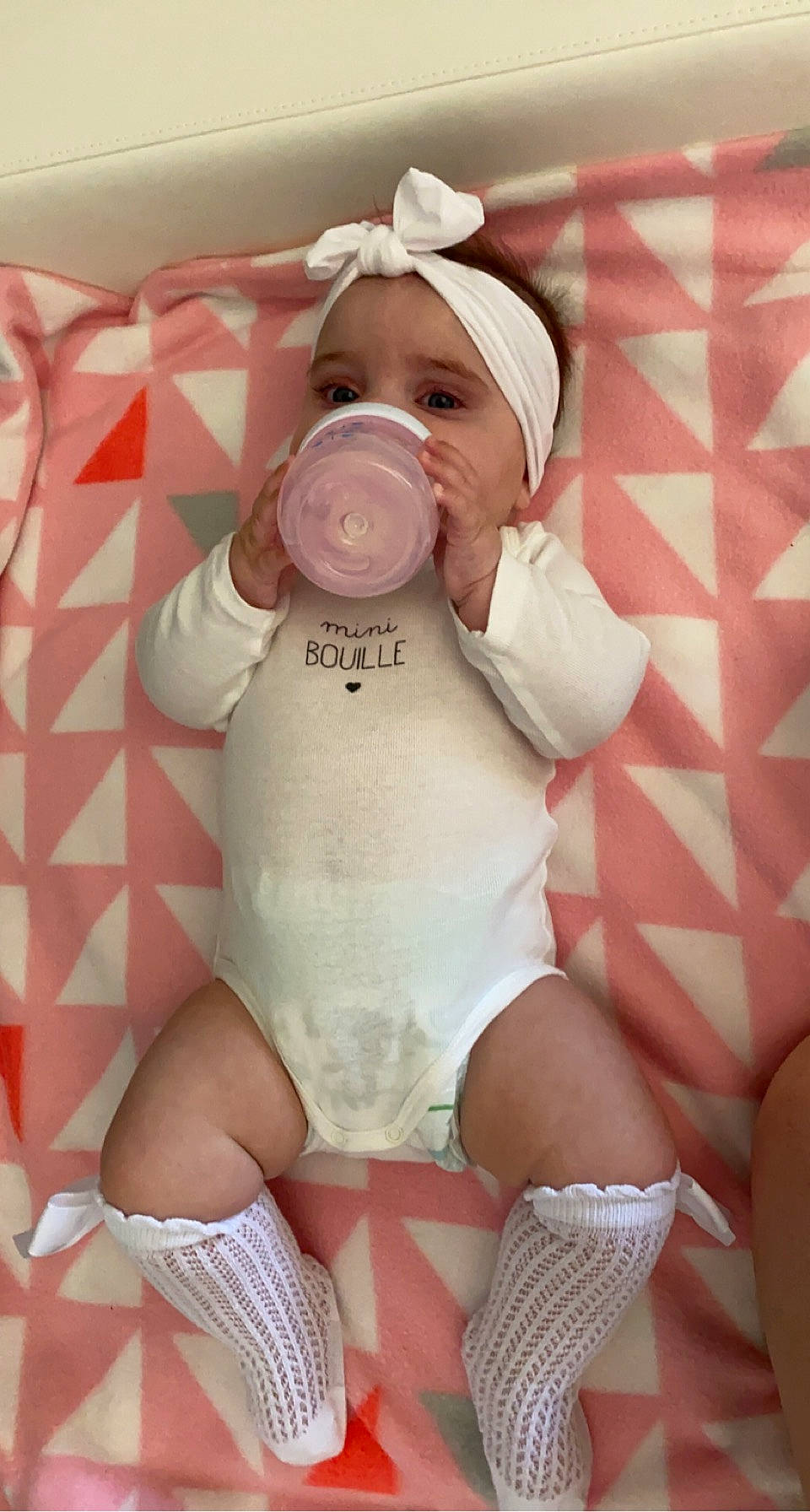 Yvanna a rejoint le concours — aidez-le/la à gagner de superbes lots ! abdomen, baby, baby_products, baby_safety, baby_toddler_clothing, chest, child, comfort, doll, human_leg, knee, mouth, nail, person, personal_protective_equipment, pink, skin, thigh, toddler, trunk