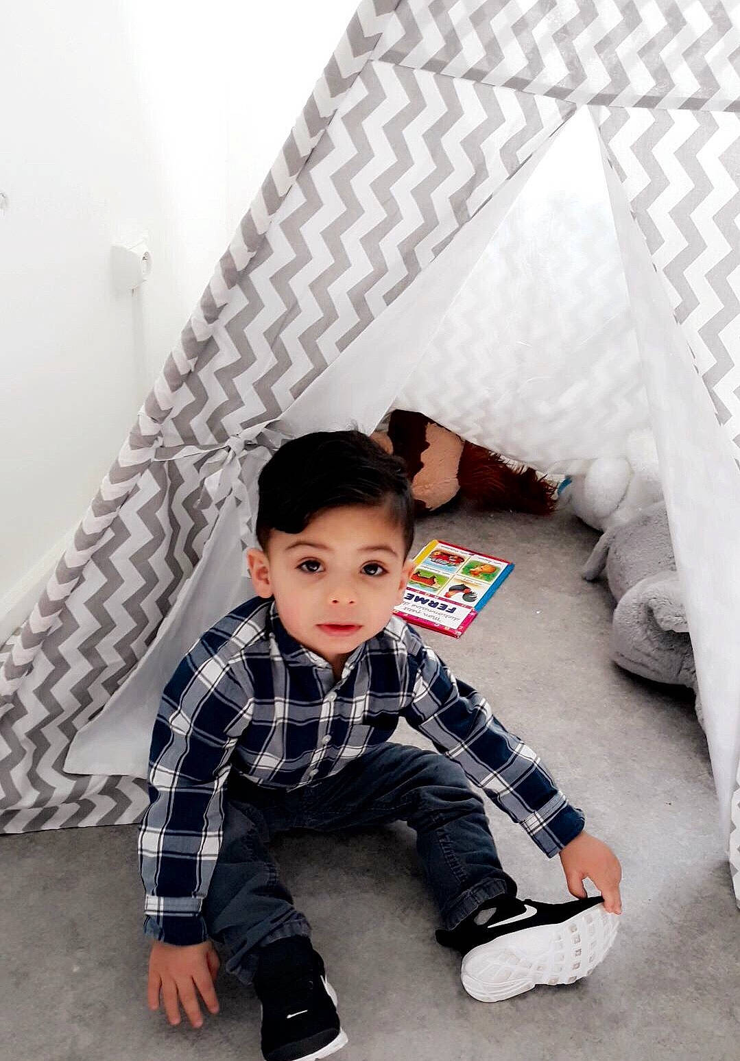 Kaïs participe au concours pour gagner de l'argent avec cette photo : baby, child, design, pattern, person, play, sitting, toddler