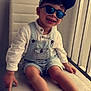 Kaïs participe au concours pour gagner de l'argent avec cette photo : baseball_cap, cap, child, cool, eyewear, fashion_accessory, fun, glasses, hat, headgear, leg, sitting, sleeve, smile, sun_hat, sunglasses, t_shirt, toddler, vision_care