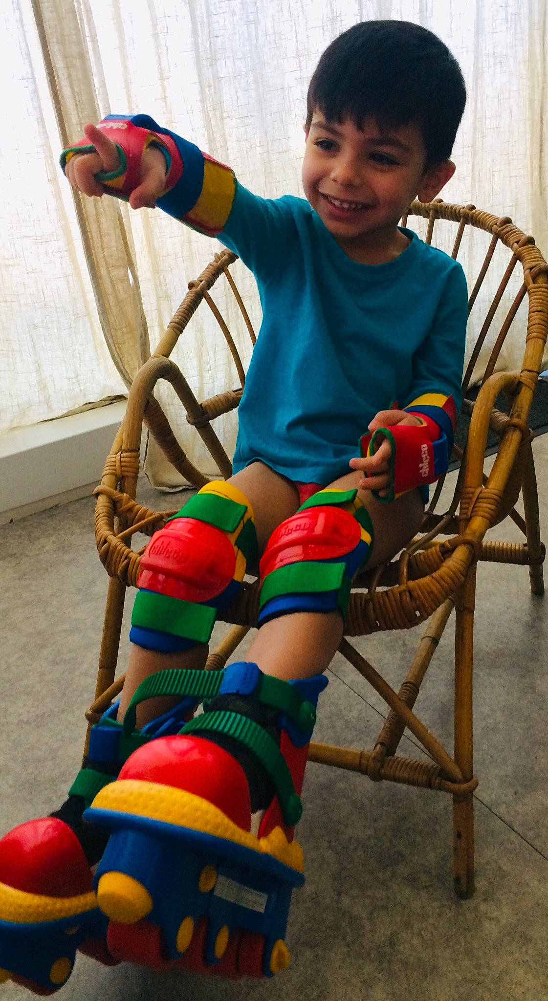 Kaïs participe au concours pour gagner de l'argent avec cette photo : arm, chair, child, fashion_accessory, fictional_character, fun, human_leg, joint, joy, knee, leg, person, play, sitting, thigh, toddler