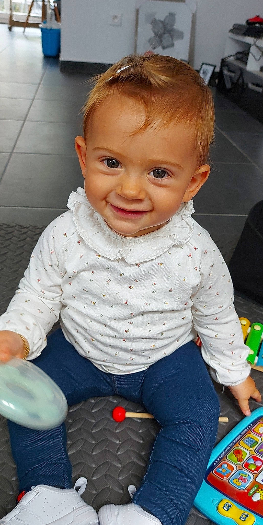 Lyla a rejoint le concours — aidez-le/la à gagner de superbes lots ! arm, baby_toddler_clothing, cheek, chin, eye, face, facial_expression, finger, floor, flooring, hairstyle, hand, iris, joy, nose, organ, person, photograph, skin, sleeve