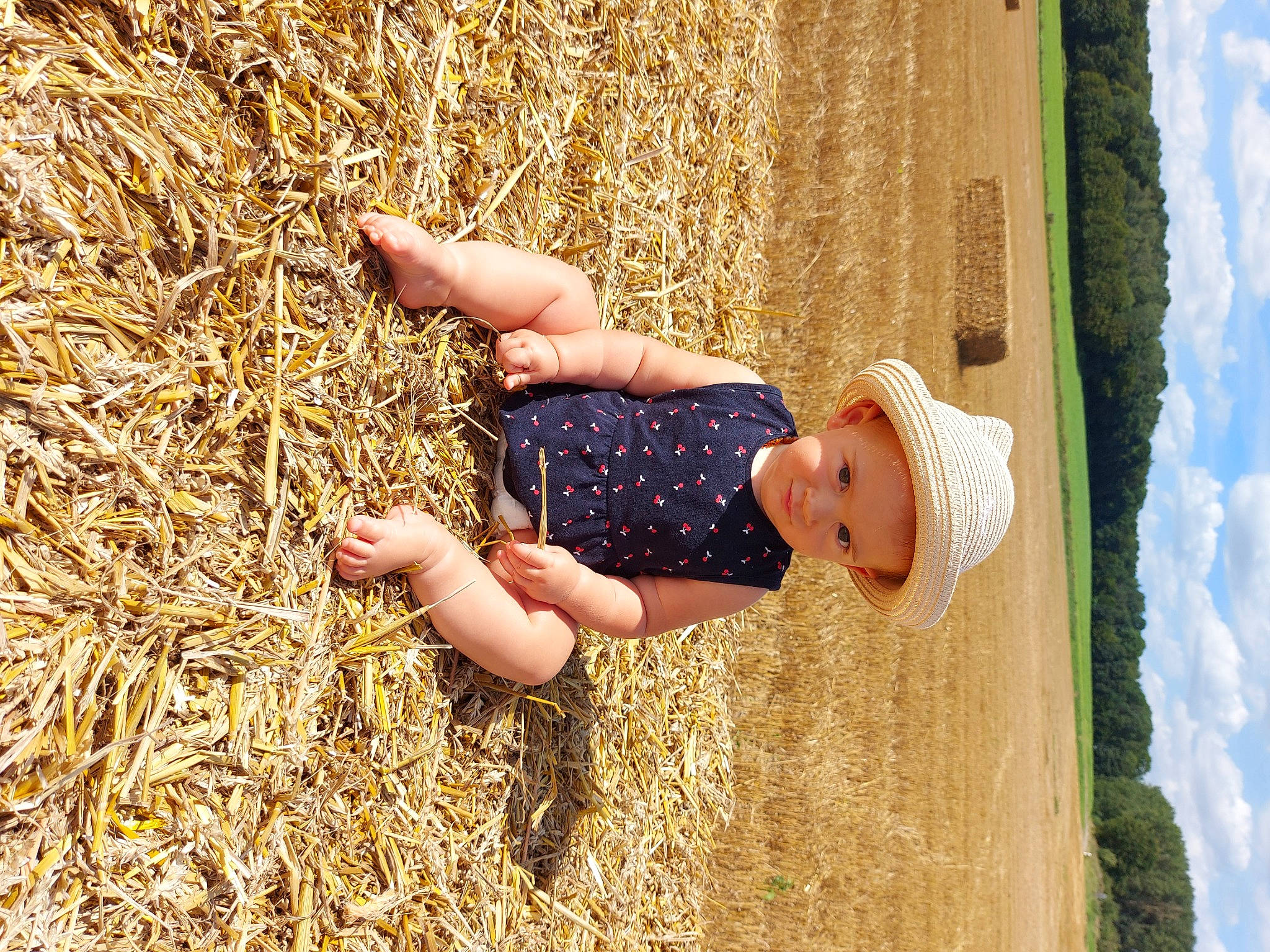 Lyla a rejoint le concours — aidez-le/la à gagner de superbes lots ! adaptation, agriculture, arm, child, cloud, fun, grass, grassland, happy, headwear, human_body, human_leg, leaf, leisure, meadow, people_in_nature, person, sky, sunlight, toddler