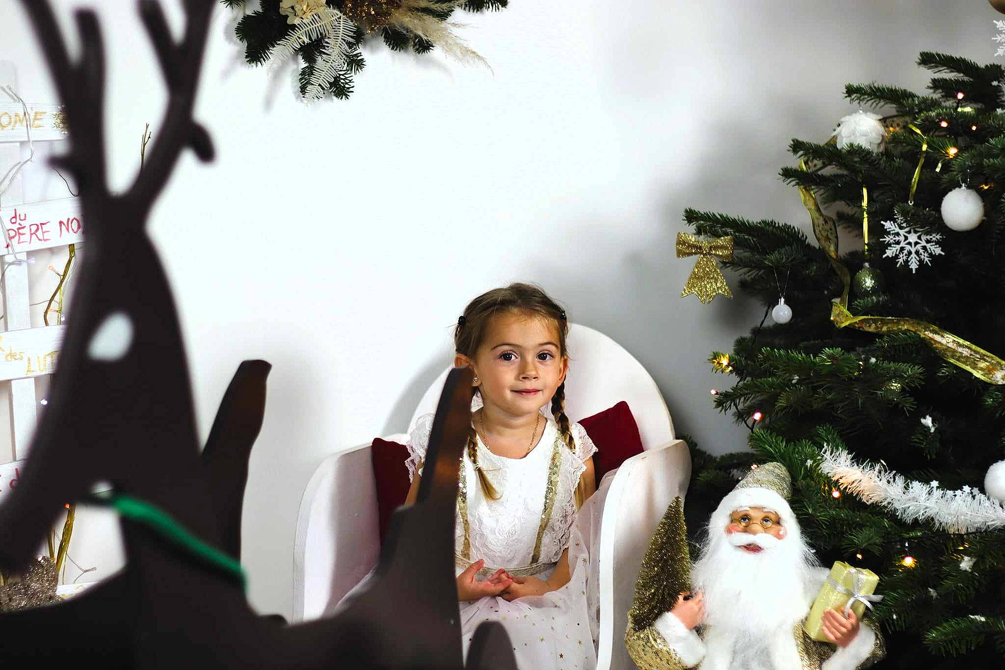 Lyla a rejoint le concours — aidez-le/la à gagner de superbes lots ! branch, christmas, christmas_decoration, christmas_ornament, christmas_tree, conifer, event, evergreen, formal_wear, happy, holiday, holiday_ornament, joy, leaf, ornament, people_in_nature, person, tradition, tree, twig