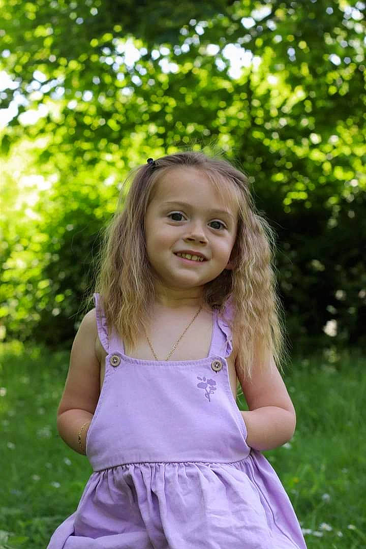 Lyla participe au concours pour gagner de l'argent avec cette photo : baby_toddler_clothing, botany, child, eye, face, fun, grass, hair, happy, head, joy, leaf, leisure, nature, people_in_nature, person, pink, plant, smile, summer