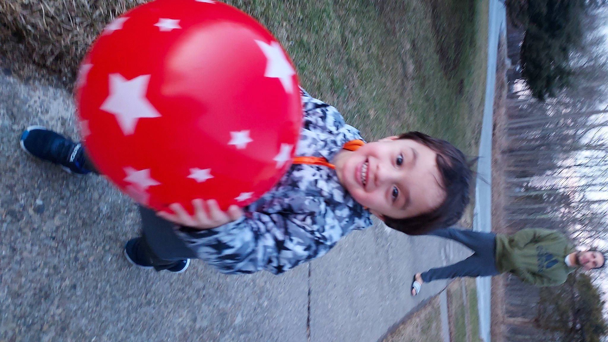 Thiago is registered to the contest to win money with this photo: baby_toddler_clothing, blurred, cap, carmine, child, fashion_accessory, fun, grass, happy, joy, leisure, party_supply, pattern, person, personal_protective_equipment, play, recreation, sphere, sports_gear, toddler