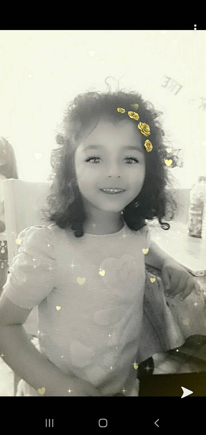 Sofia participe au concours pour gagner de l'argent avec cette photo : black_and_white, black_hair, child, face, hair, hairstyle, head, joy, long_hair, monochrome, person, photograph, photography, smile, snapshot, standing, style, white