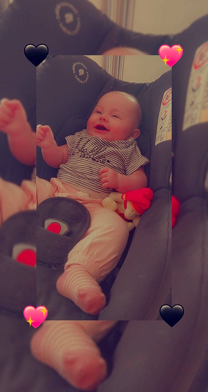 Maliana participe au concours pour gagner de l'argent avec cette photo : arm, baby, baby_toddler_clothing, cheek, comfort, finger, gesture, head, human_body, lap, leg, light, person, pink, product, skin, sock, thigh, thumb, toddler