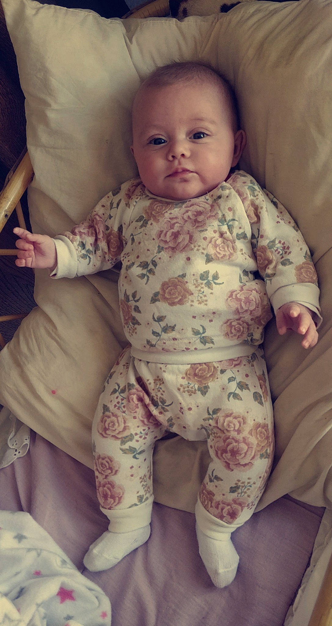 Maliana a rejoint le concours — aidez-le/la à gagner de superbes lots ! arm, baby, baby_toddler_clothing, cheek, chest, child, comfort, face, finger, hairstyle, happy, knee, mouth, neck, person, pink, skin, sleeve, thigh, thumb