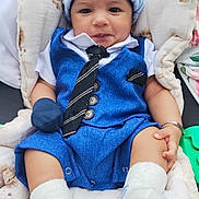 Elyôn a rejoint le concours — aidez-le/la à gagner de superbes lots ! adorable, baby, baby_accessory, blanket, blue_suit, child, clothing, comfort, cute, fabric, face, footwear, hand, hat, indoor, infant, lying_down, portrait, socks, tie