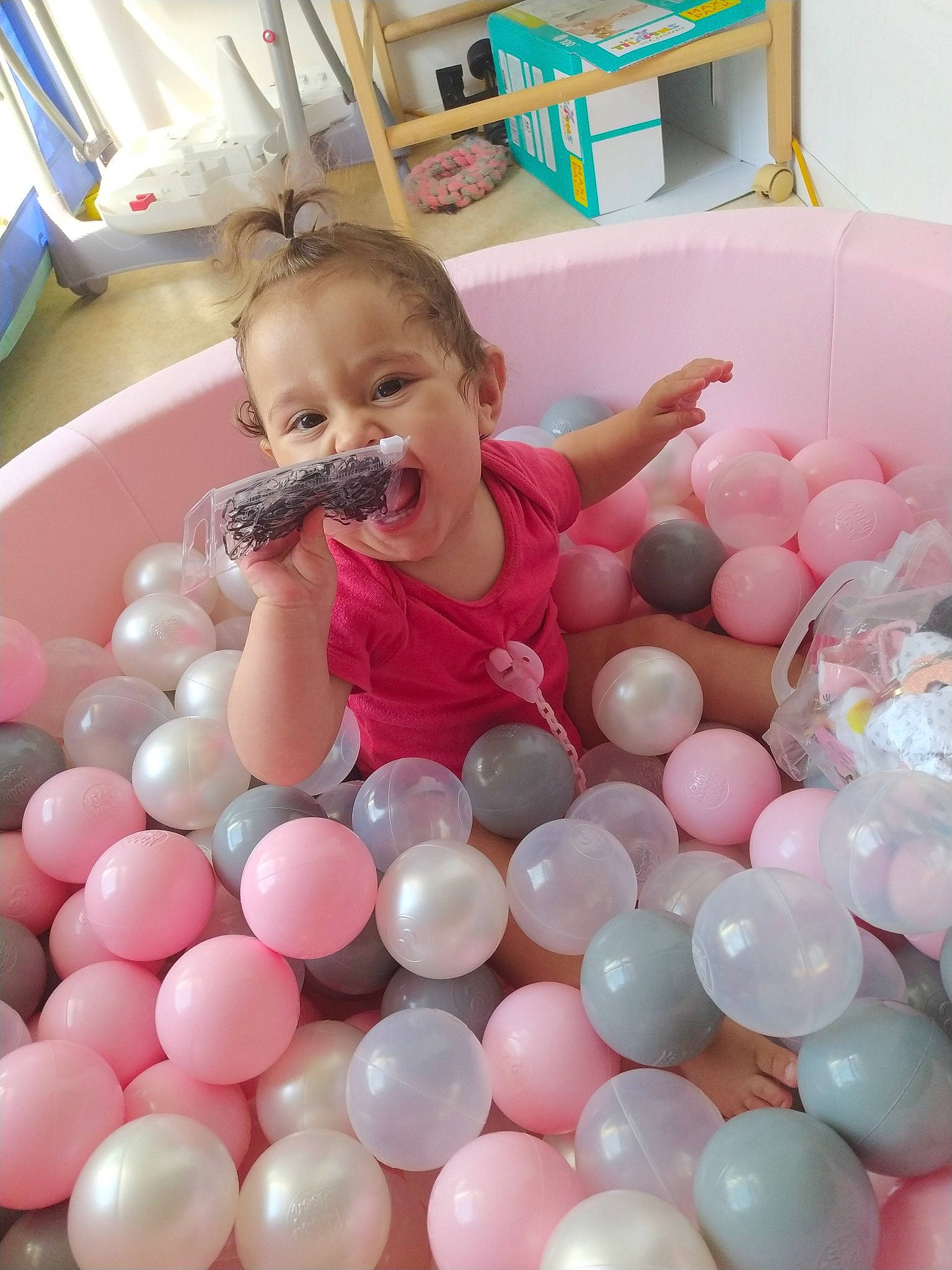 Tyhana a rejoint le concours — aidez-le/la à gagner de superbes lots ! baby, balloon, birthday, child, party, party_supply, person, pink, play, toddler