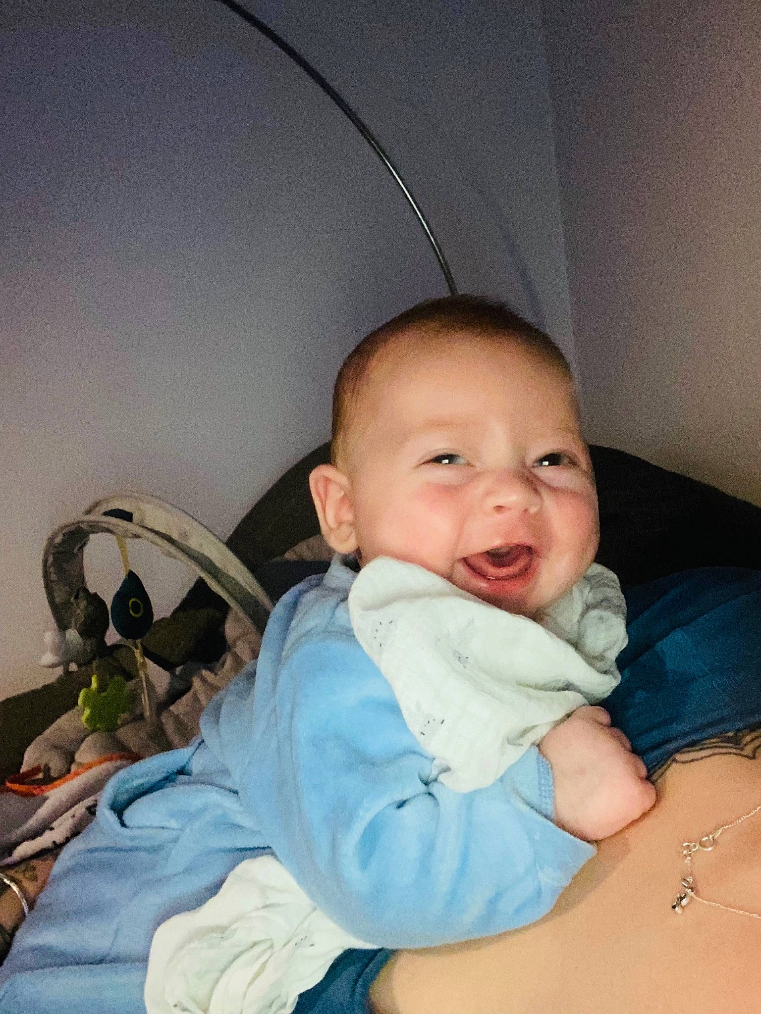 Lylio a rejoint le concours — aidez-le/la à gagner de superbes lots ! baby, baby_toddler_clothing, cheek, child, chin, comfort, eyebrow, finger, flash_photography, fun, happy, human_body, iris, mouth, nose, person, skin, smile, thumb, toddler