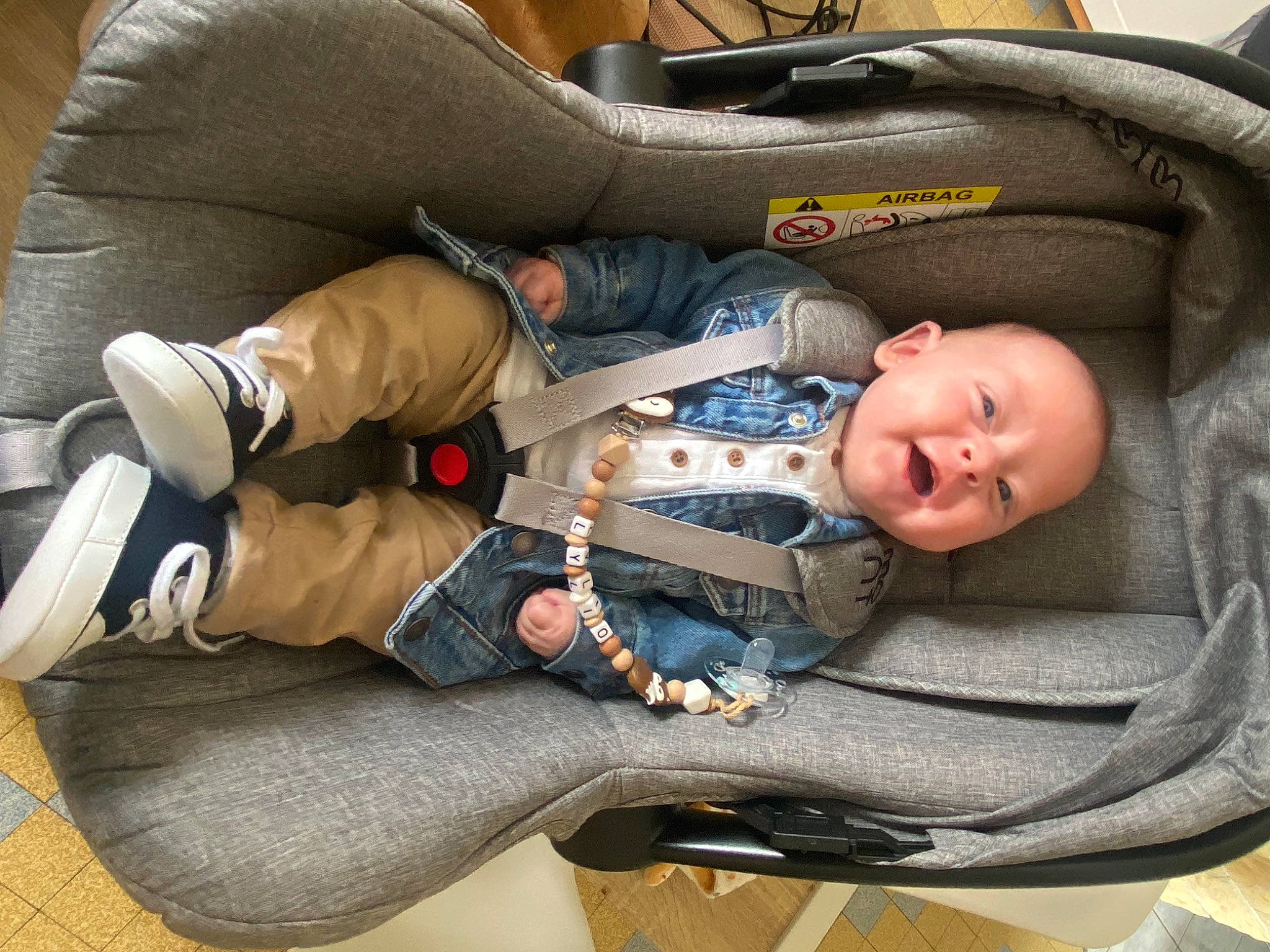 Lylio a rejoint le concours — aidez-le/la à gagner de superbes lots ! baby, baby_carriage, baby_products, baby_toddler_clothing, carmine, child, comfort, lap, person, sitting, sleep, toddler