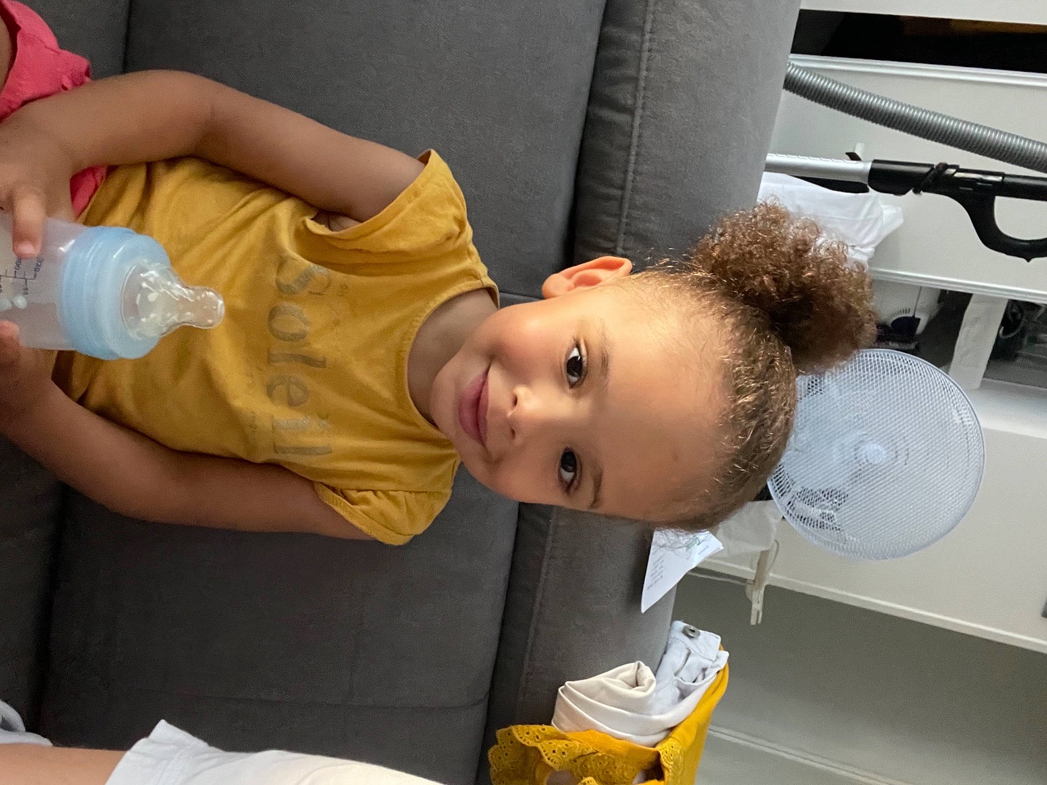 Noëlie participe au concours pour gagner de l'argent avec cette photo : baby, baby_bottle, baby_products, baby_toddler_clothing, bottle, car_seat, child, drinkware, finger, joint, joy, luxury_vehicle, mouth, person, plastic_bottle, product, room, skin, toddler, vehicle_door