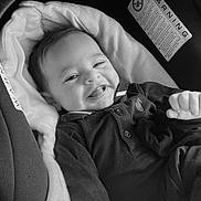 Alessio a rejoint le concours — aidez-le/la à gagner de superbes lots ! baby, infant, smiling, face, car_seat, clothing, blanket, happy, portrait, child, seat, cozy, cute, monochrome, black_and_white, young, person, indoors, buttoned_shirt, closeup