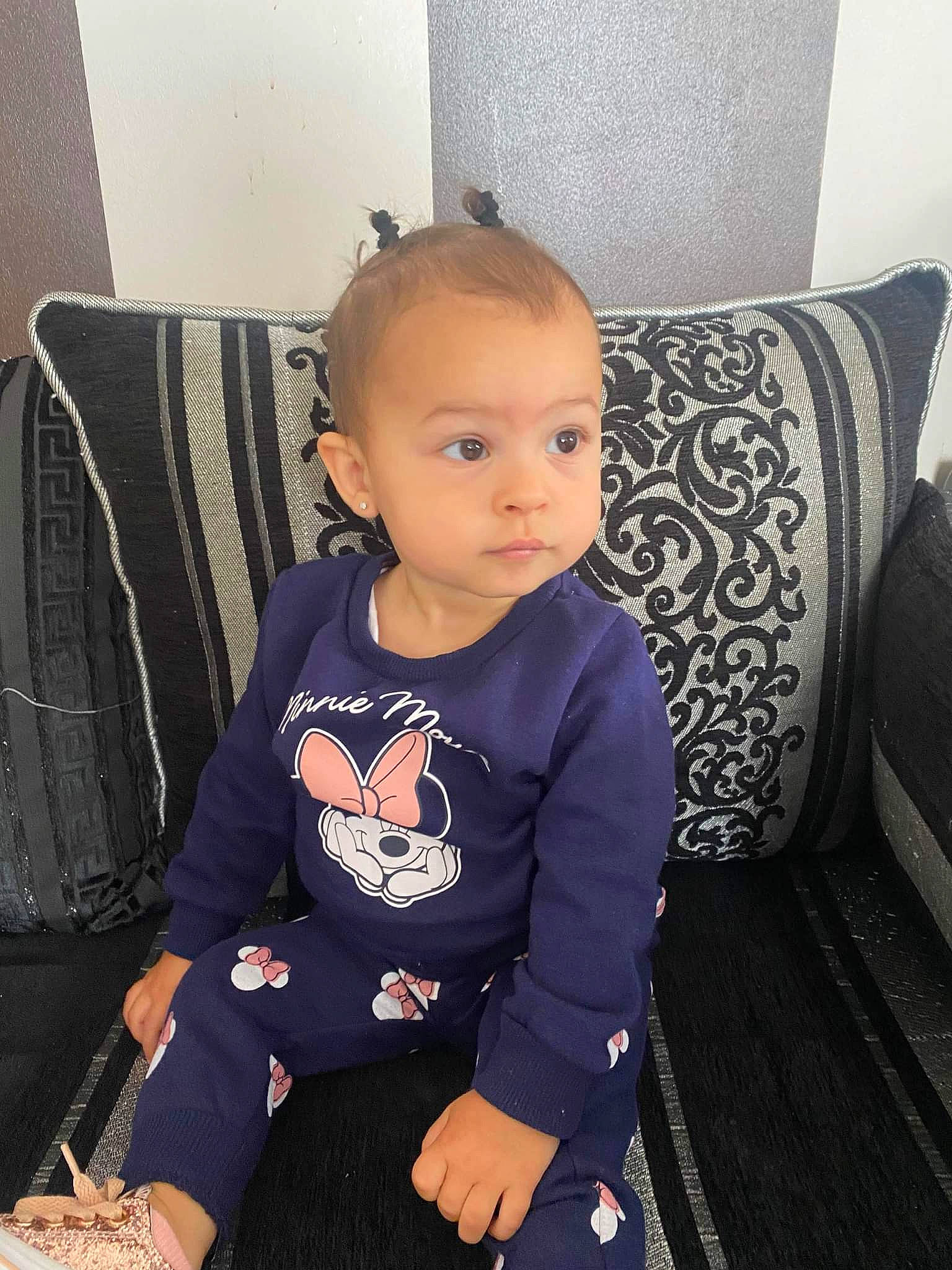 Yasmine participe au concours pour gagner de l'argent avec cette photo : baby, baby_toddler_clothing, black, cheek, comfort, cool, couch, dress, flooring, human_body, knee, leg, person, shoulder, sitting, skin, sleeve, t_shirt, thigh, toddler