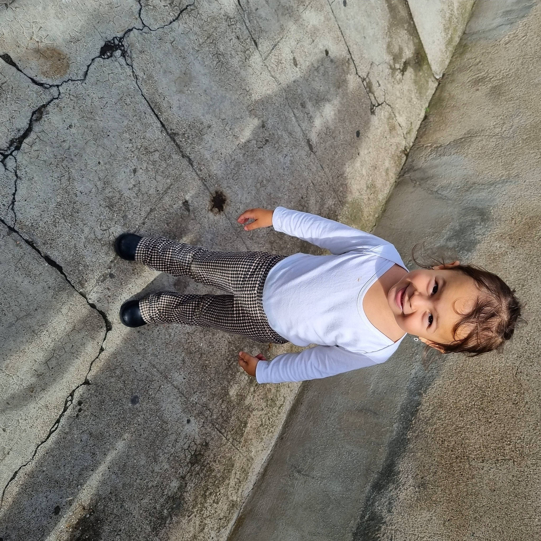 Yasmine participe au concours pour gagner de l'argent avec cette photo : asphalt, cement, child, cobblestone, concrete, floor, flooring, grey, human_leg, joy, pedestrian, person, recreation, road, road_surface, shadow, sidewalk, sitting, soil, street