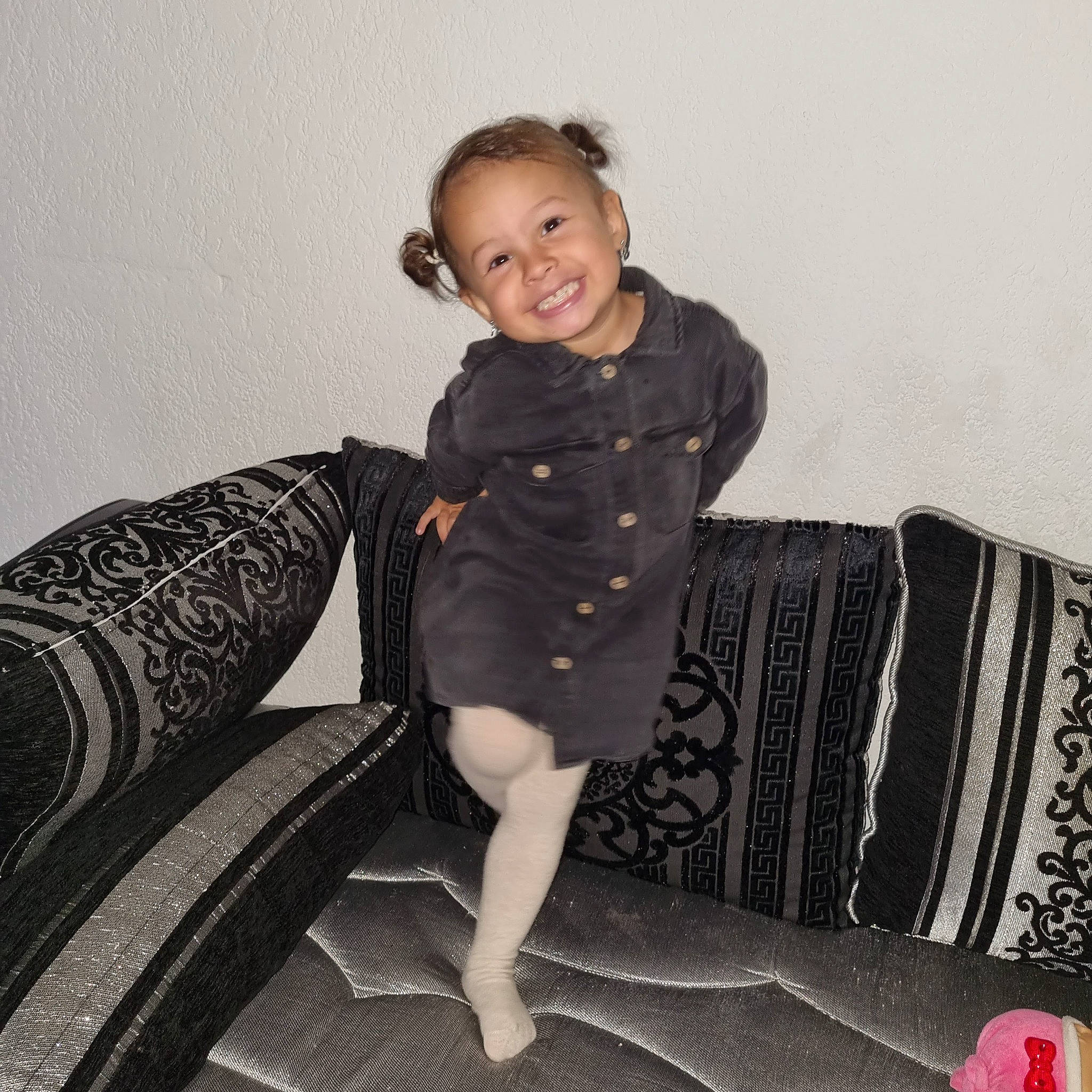 Yasmine a rejoint le concours — aidez-le/la à gagner de superbes lots ! black_hair, comfort, day_dress, fashion_design, flash_photography, formal_wear, furniture, human_leg, joy, knee, leg, one_piece_garment, pattern, person, shoulder, sitting, sleeve, smile, style, thigh