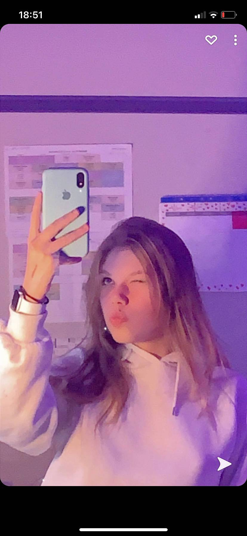 Lea a rejoint le concours — aidez-le/la à gagner de superbes lots ! beauty, communication_device, display_device, electronic_device, finger, gadget, lavender, long_hair, magenta, mobile_device, mobile_phone, nail, person, pink, portable_communications_device, purple, smartphone, technology, telephony, thumb