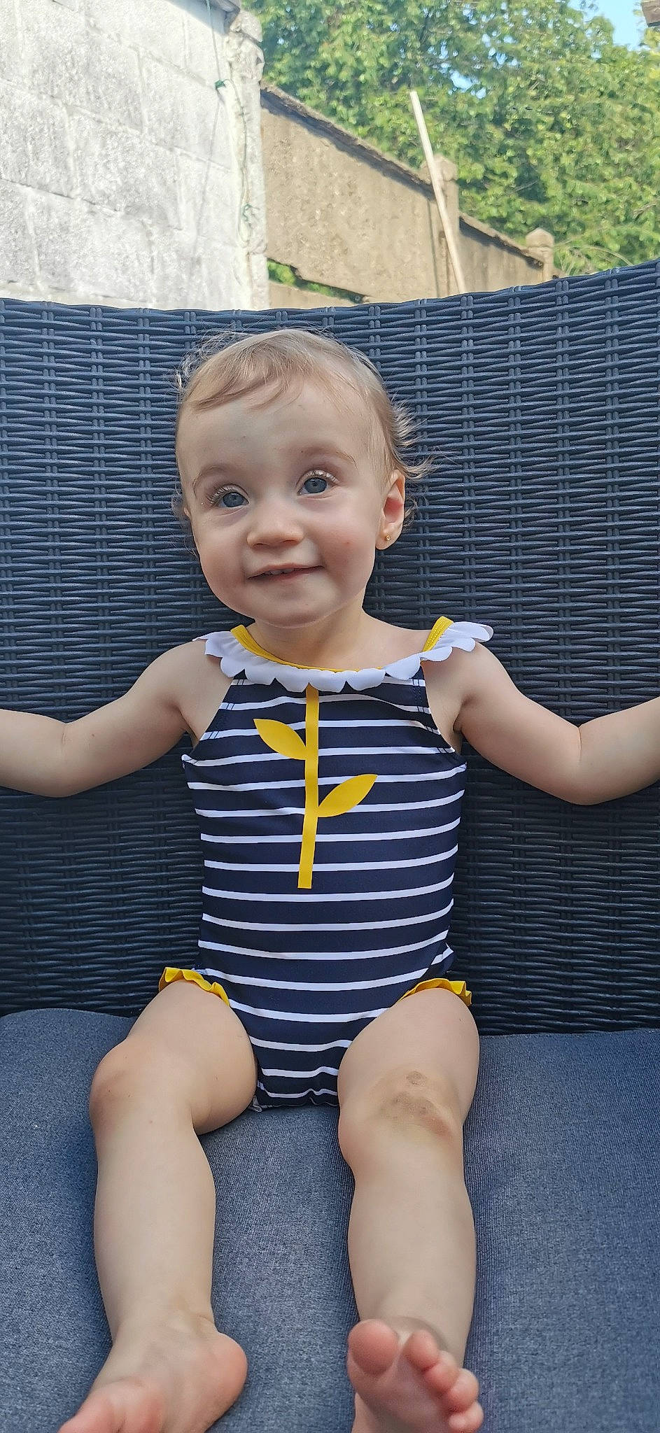 Aria participe au concours pour gagner de l'argent avec cette photo : baby, baby_toddler_clothing, beauty, cheek, child, clothing, electric_blue, finger, hair, happy, head, infant_bodysuit, joy, one_piece_swimsuit, pattern, person, skin, sleeve, smile, thigh