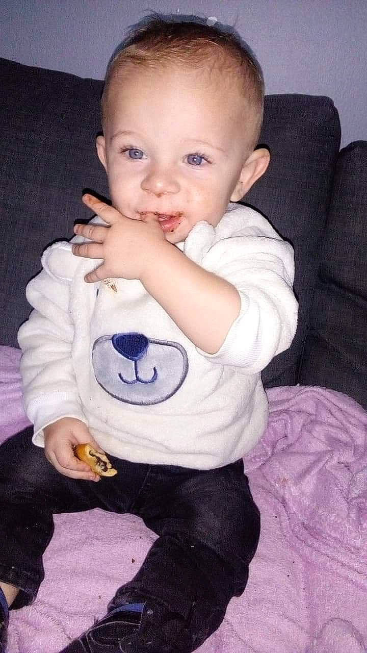 Mathéo participe au concours pour gagner de l'argent avec cette photo : arm, boy, cheek, child, cool, day, eye, forehead, head, infant, leg, mouth, nose, person, product, purple, sitting, skin, smile, toddler