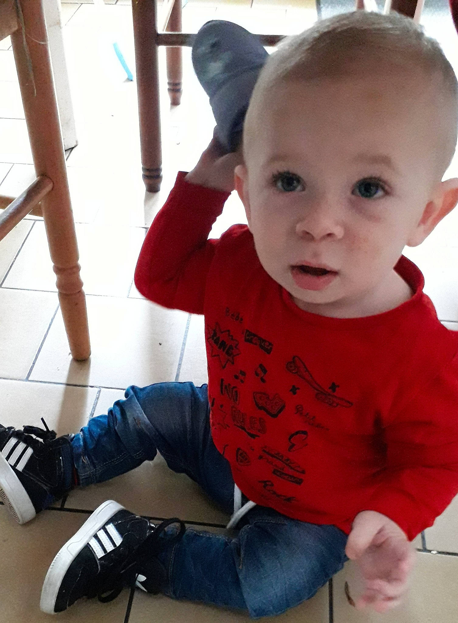 Mathéo a rejoint le concours — aidez-le/la à gagner de superbes lots ! boy, cheek, child, cool, day, ear, infant, outerwear, person, product, red, skin, sleeve, t_shirt, textile, toddler