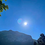 Owen a rejoint le concours — aidez-le/la à gagner de superbes lots ! astronomical_object, atmosphere, atmospheric_phenomenon, azure, calm, cloud, cumulus, horizon, landscape, lens_flare, mountain, natural_landscape, plant, sky, slope, space, star, sun, tree, world