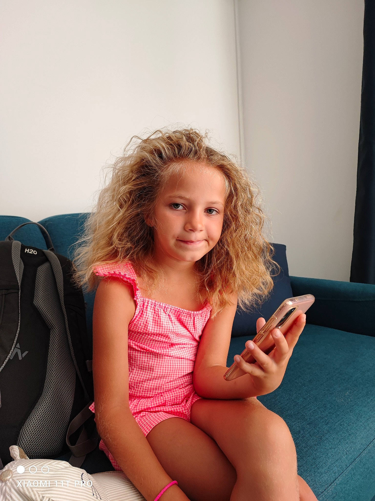 Éléa a rejoint le concours — aidez-le/la à gagner de superbes lots ! abdomen, chest, comfort, curtain, elbow, foot, fun, happy, human_leg, joint, joy, knee, leg, long_hair, neck, person, shoulder, skin, thigh, thumb