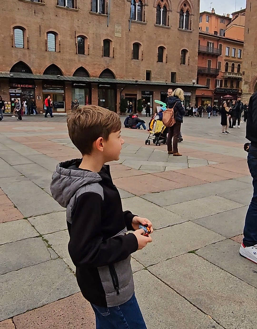 Milan participe au concours pour gagner de l'argent avec cette photo : building, city, flooring, fun, human_settlement, infrastructure, leisure, morning, pedestrian, person, recreation, road, road_surface, sky, standing, street, tourism, travel, urban_design, vertebrate