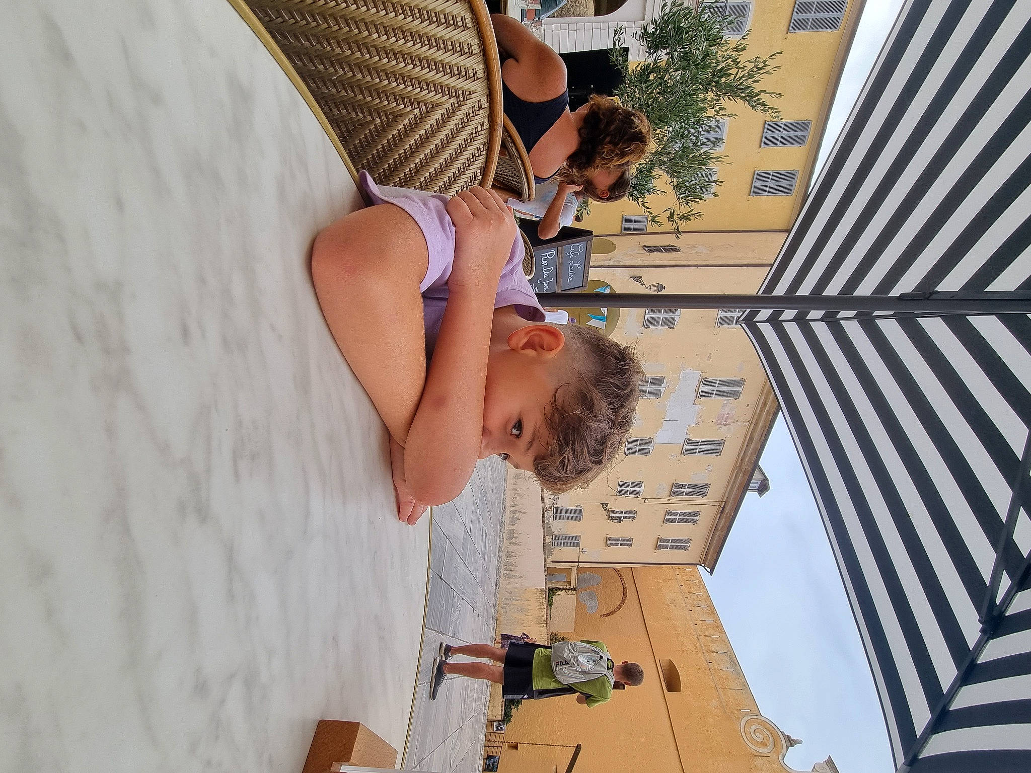 Milan a rejoint le concours — aidez-le/la à gagner de superbes lots ! comfort, elbow, eyewear, facade, fashion_accessory, fun, happy, human_leg, leisure, pattern, person, room, shade, sky, sun_hat, thigh, tints_and_shades, umbrella, wall