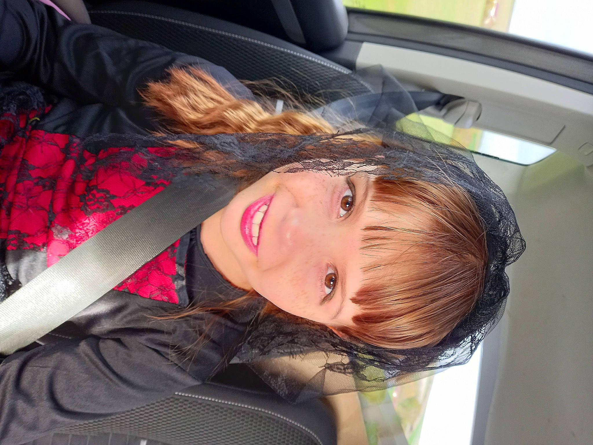 Ambre participe au concours pour gagner de l'argent avec cette photo : auto_part, automotive_design, automotive_exterior, automotive_window_part, black_hair, brown_hair, car_seat, child, comfort, eyebrow, family_car, fun, happy, joy, long_hair, luxury_vehicle, motor_vehicle, person, personal_luxury_car, smile