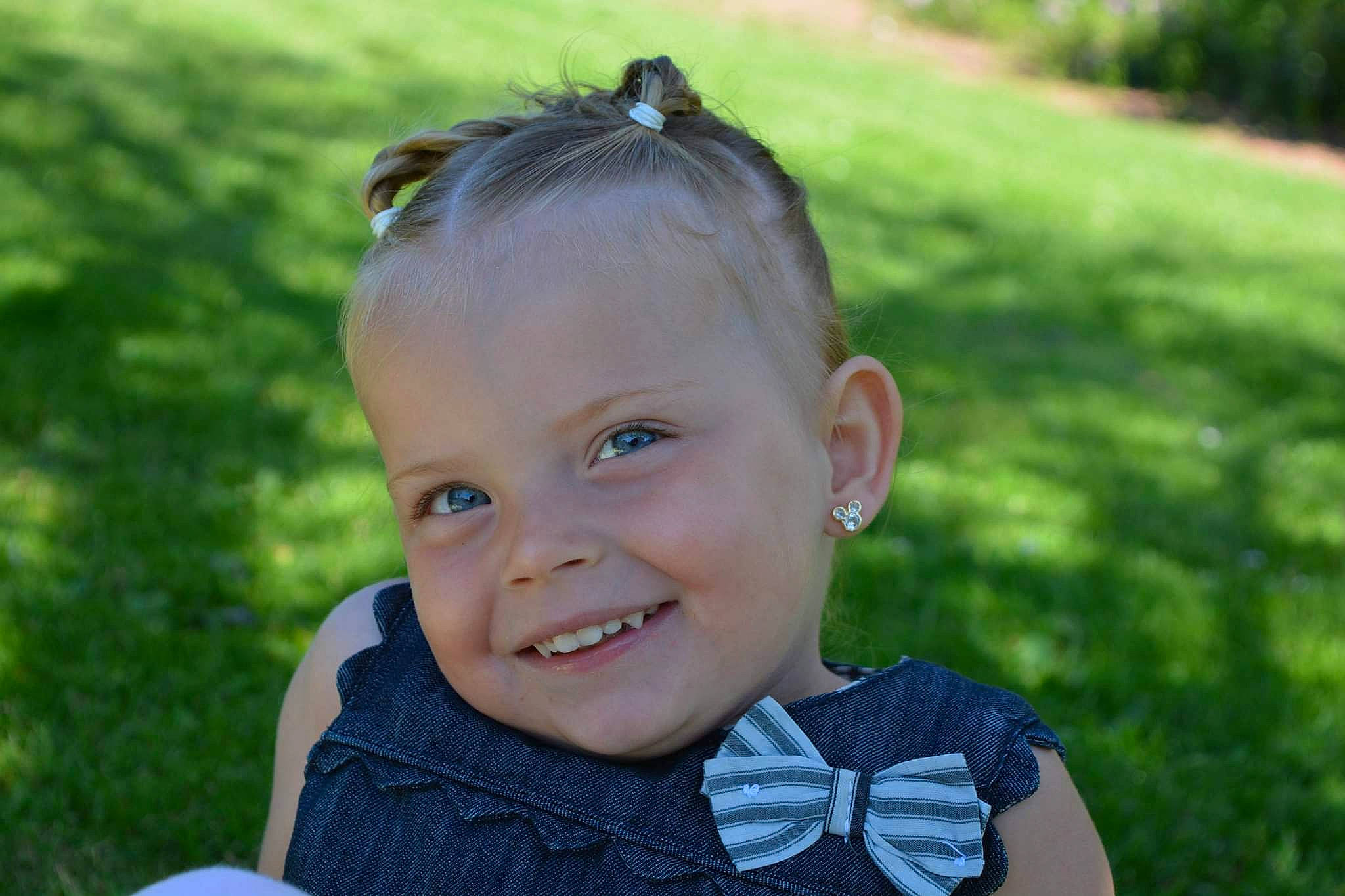 Cloé a rejoint le concours — aidez-le/la à gagner de superbes lots ! baby, child, close_up, electric_blue, eye, fashion_accessory, flash_photography, fun, grass, happy, head, iris, joy, leisure, people_in_nature, person, personal_protective_equipment, plant, portrait_photography, recreation