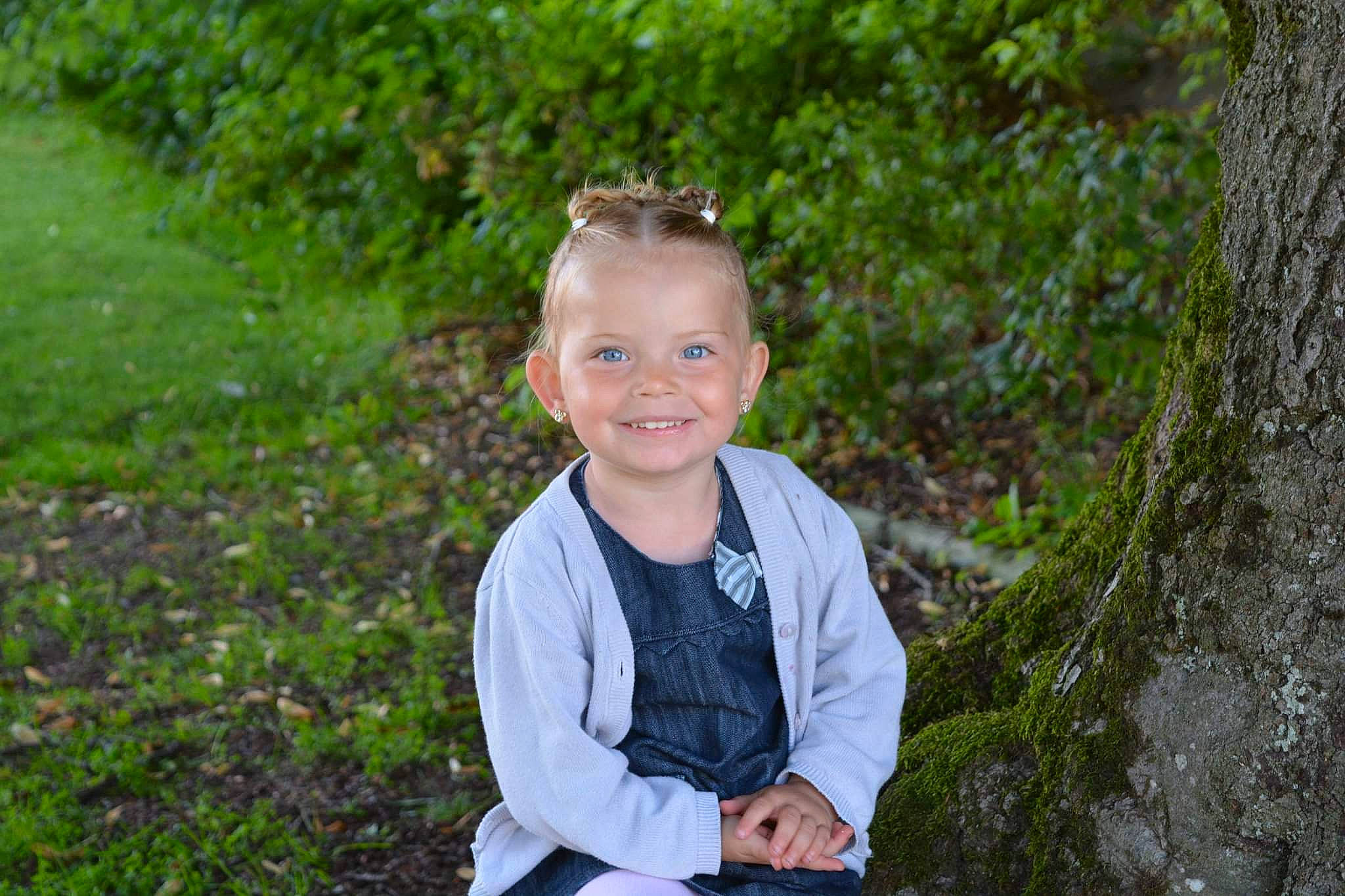 Cloé a rejoint le concours — aidez-le/la à gagner de superbes lots ! child, electric_blue, face, flash_photography, forest, fun, grass, hair, happy, head, joy, leisure, people_in_nature, person, plant, sitting, smile, sunglasses, t_shirt, toddler