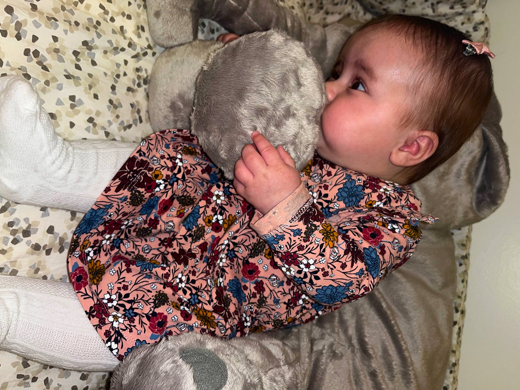 Kamila a rejoint le concours — aidez-le/la à gagner de superbes lots ! baby, baby_toddler_clothing, child, comfort, couch, ear, eye, finger, gesture, hair, happy, head, nail, neck, nose, outerwear, pattern, person, sleeve, textile