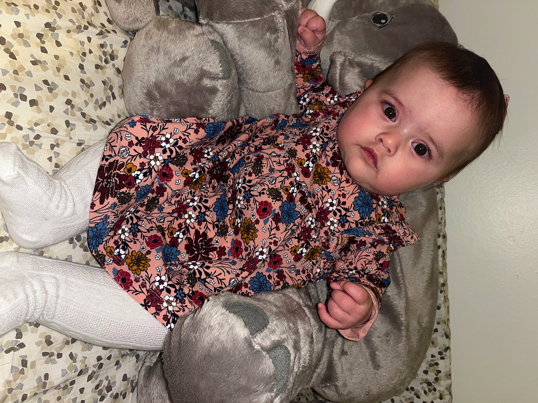 Kamila a rejoint le concours — aidez-le/la à gagner de superbes lots ! baby, baby_toddler_clothing, cap, cheek, child, comfort, eye, fun, happy, human_body, human_leg, leg, linens, mammal, pattern, person, sitting, sleeve, toddler, vertebrate