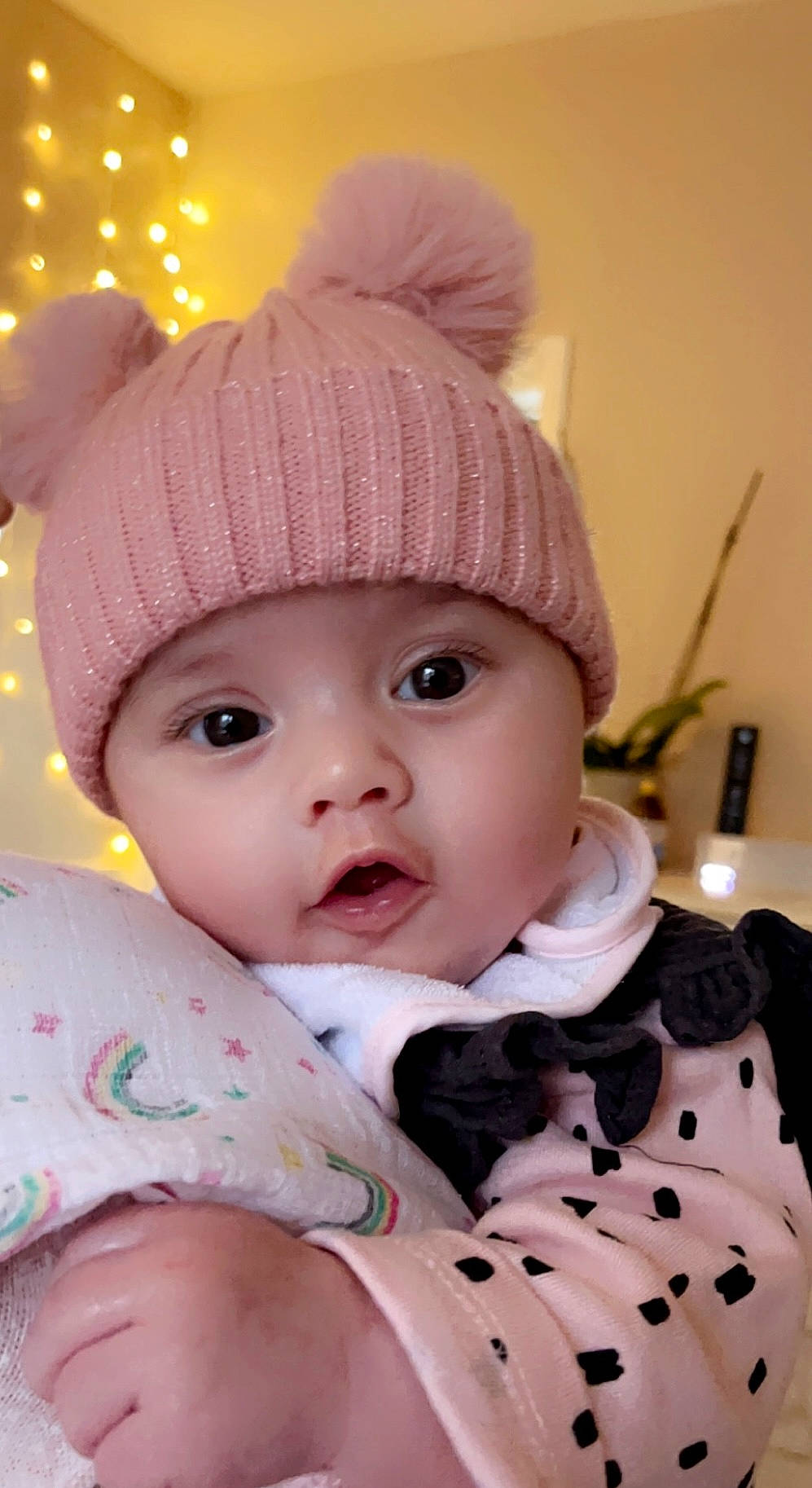 Kamila a rejoint le concours — aidez-le/la à gagner de superbes lots ! baby, baby_toddler_clothing, cap, cheek, chin, clothing, costume_hat, face, hat, headgear, headwear, helmet, houseplant, knit_cap, lip, outerwear, person, pink, skin, sleeve