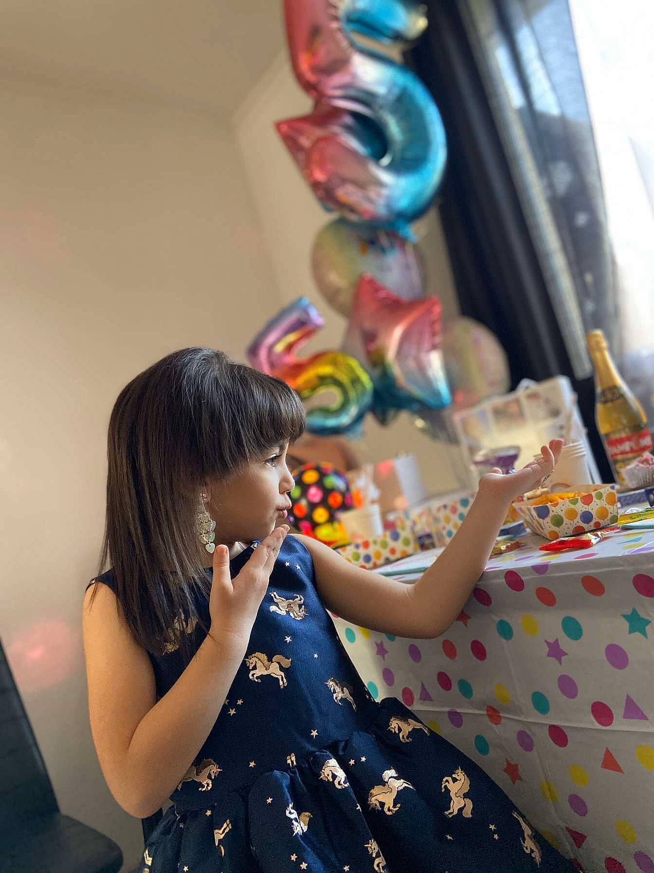 Bella a rejoint le concours — aidez-le/la à gagner de superbes lots ! child, ear, fun, party, party_supply, person, play, toddler